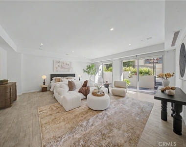 9459 Beverly Crest - Photo Thumbnail 16