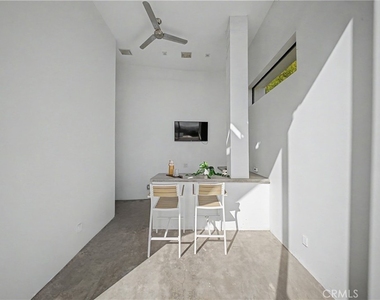 9459 Beverly Crest - Photo Thumbnail 51