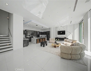 9459 Beverly Crest - Photo Thumbnail 3