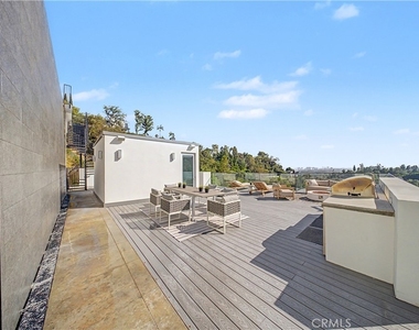 9459 Beverly Crest - Photo Thumbnail 46