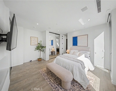 9459 Beverly Crest - Photo Thumbnail 33