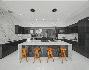 9459 Beverly Crest - Photo Thumbnail 11