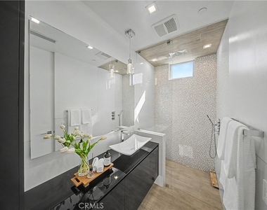 9459 Beverly Crest - Photo Thumbnail 35