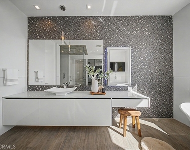 9459 Beverly Crest - Photo Thumbnail 23