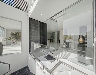 9459 Beverly Crest - Photo Thumbnail 1