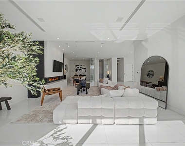 9459 Beverly Crest - Photo Thumbnail 14