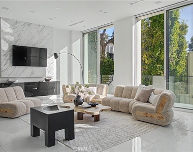 9459 Beverly Crest - Photo Thumbnail 4