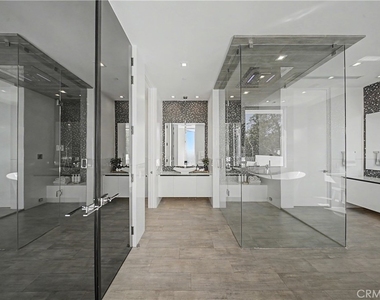 9459 Beverly Crest - Photo Thumbnail 25