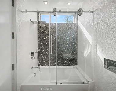 9459 Beverly Crest - Photo Thumbnail 41