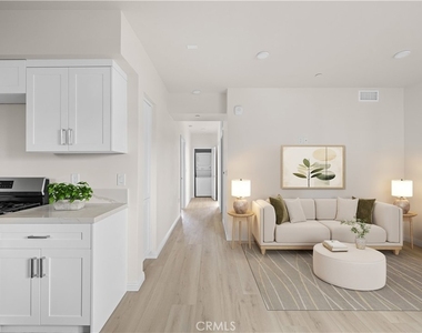 1818 S Norton Avenue - Photo Thumbnail 3