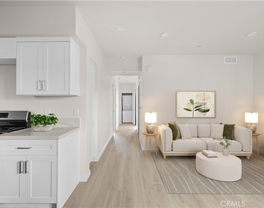 1818 S Norton Avenue - Photo Thumbnail 3
