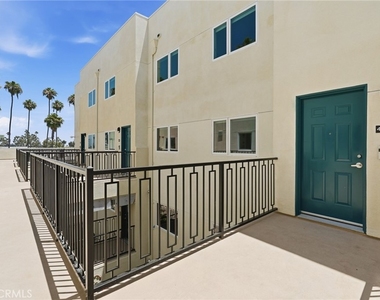1818 S Norton Avenue - Photo Thumbnail 18