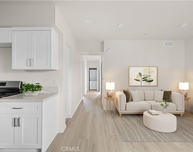 1818 S Norton Avenue - Photo Thumbnail 3