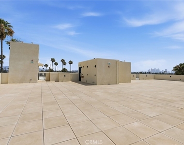 1818 S Norton Avenue - Photo Thumbnail 15