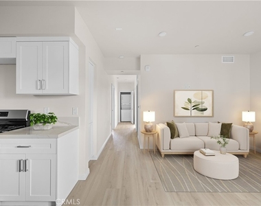 1818 S Norton Avenue - Photo Thumbnail 3