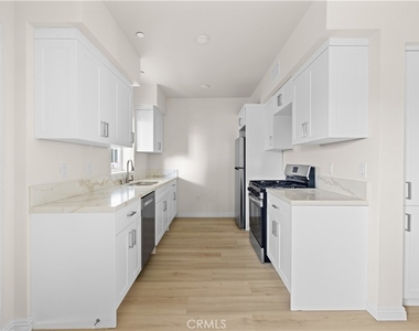 1818 S Norton Avenue - Photo Thumbnail 9