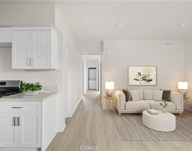 1818 S Norton Avenue - Photo Thumbnail 3