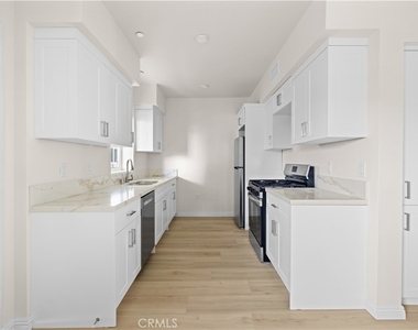 1818 S Norton Avenue - Photo Thumbnail 10
