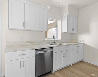 1818 S Norton Avenue - Photo Thumbnail 11