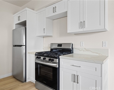 1818 S Norton Avenue - Photo Thumbnail 12