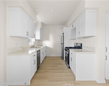 1818 S Norton Avenue - Photo Thumbnail 11