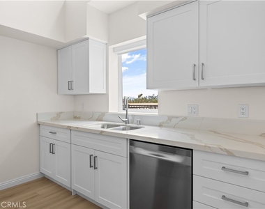 1818 S Norton Avenue - Photo Thumbnail 9