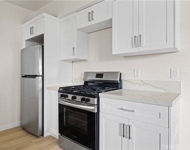 1818 S Norton Avenue - Photo Thumbnail 10