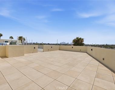 1818 S Norton Avenue - Photo Thumbnail 20