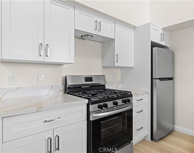 1818 S Norton Avenue - Photo Thumbnail 7