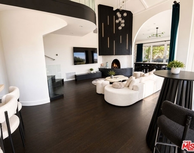 8810 Hollywood Boulevard - Photo Thumbnail 9