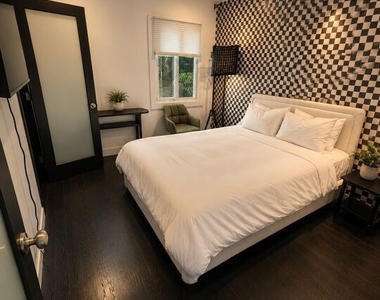 8810 Hollywood Boulevard - Photo Thumbnail 33