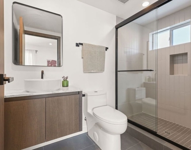 621 1/2 N Mariposa Avenue - Photo Thumbnail 20