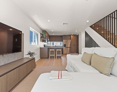 621 1/2 N Mariposa Avenue - Photo Thumbnail 1