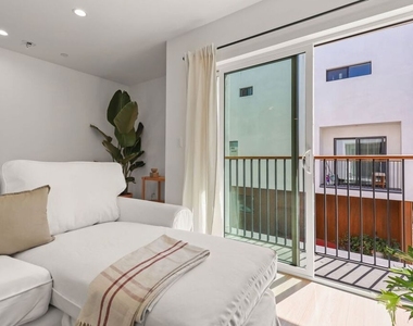 621 1/2 N Mariposa Avenue - Photo Thumbnail 3