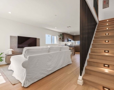 621 1/2 N Mariposa Avenue - Photo Thumbnail 6