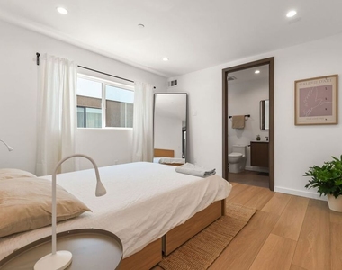 621 1/2 N Mariposa Avenue - Photo Thumbnail 13