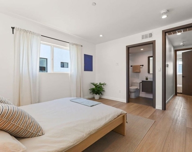 621 1/2 N Mariposa Avenue - Photo Thumbnail 25
