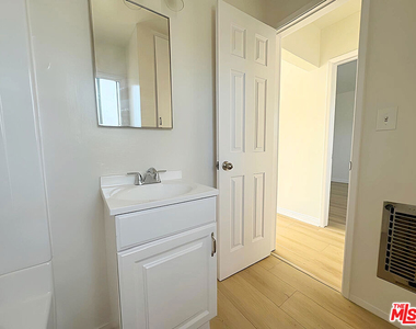 6406 Roble Avenue - Photo Thumbnail 12