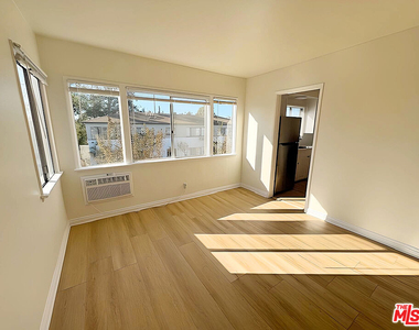 6406 Roble Avenue - Photo Thumbnail 2
