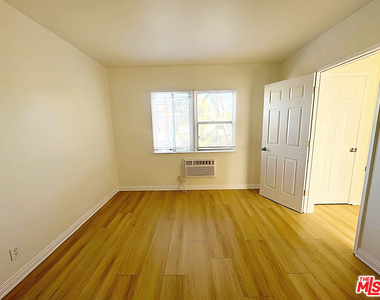 6406 Roble Avenue - Photo Thumbnail 9