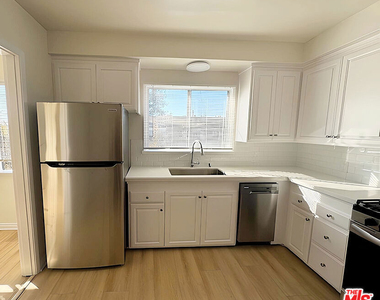 6406 Roble Avenue - Photo Thumbnail 3