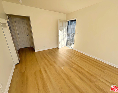 6406 Roble Avenue - Photo Thumbnail 5