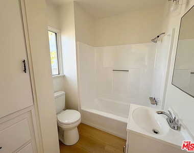 6406 Roble Avenue - Photo Thumbnail 10
