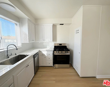 6406 Roble Avenue - Photo Thumbnail 4