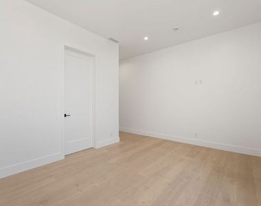 730 Indiana Avenue - Photo Thumbnail 8
