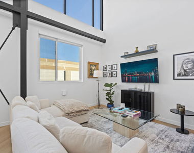 5570 Melrose - Photo Thumbnail 4
