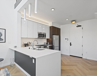5570 Melrose - Photo Thumbnail 2