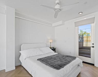 5570 Melrose - Photo Thumbnail 12