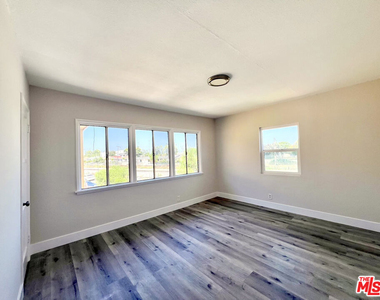 254 E Lanzit Avenue - Photo Thumbnail 11