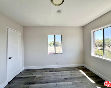 254 E Lanzit Avenue - Photo Thumbnail 23